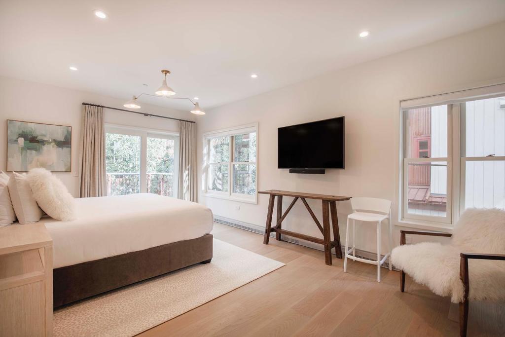 The Auberge Residences at Element 52 image 12