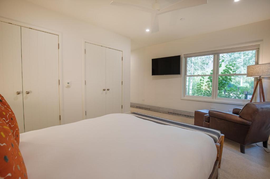 The Auberge Residences at Element 52 image 14